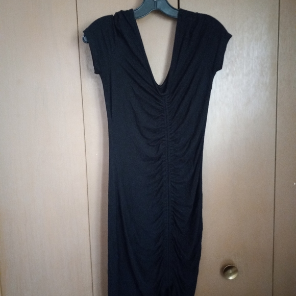 FASHION NOVA BLACK RUCHED SHORT SLEEVE V NECKLINE DRESS. WOMENS SIZE M. - Picture 9 of 10